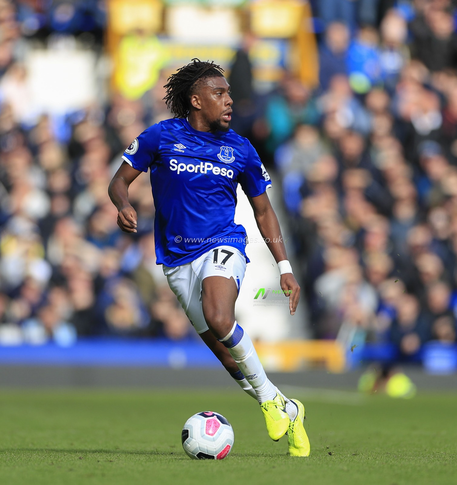 19th October 2019, Goodison Park, Liverpool, England; Premier League, Everton v West Ham United : Alex Iwobi (17) of Everton looks for options to pass the ball

Credit: Conor Molloy/News Images