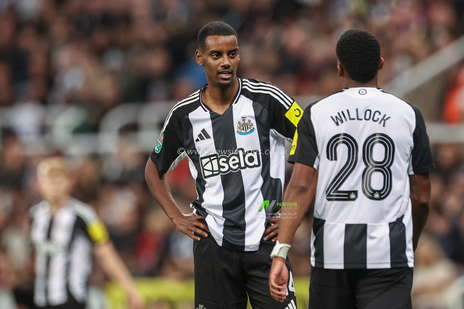 Alexander Isak of Newcastle United speaks to Joe Willock of Newcastle United during the Carabao Cup Last 16 match Newcastle United vs Chelsea at St. James's Park, Newcastle, United Kingdom, 30th October 2024

(Photo by Mark Cosgrove/News Images)