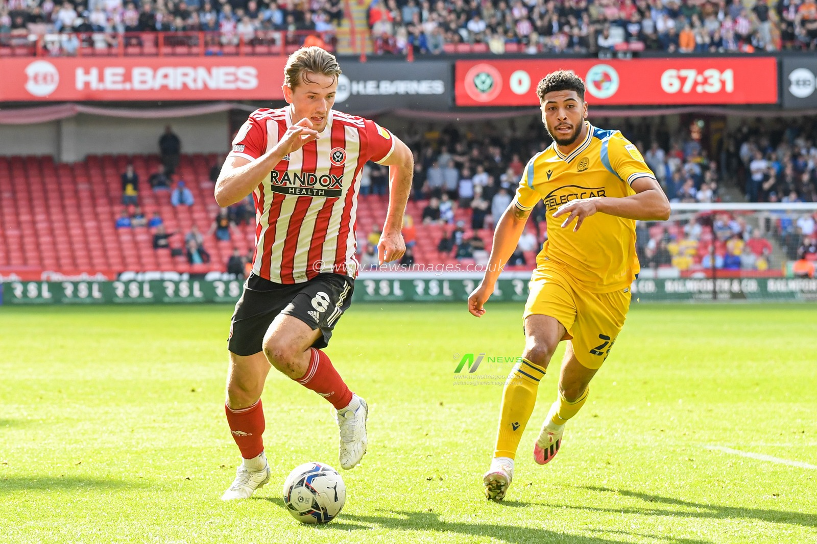 Sander Berge #8 of Sheffield United runs forward with the ball