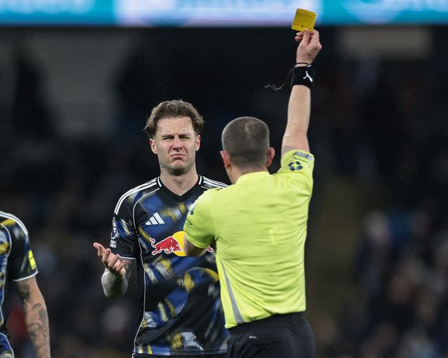 Referee Peter Bankes gives a yellow card to Joe Rodon of Leeds United during the Premier League match Manchester City vs Leeds United at Etihad Stadium, Manchester, United Kingdom, 29th November 2025

(Photo by Mark Cosgrove/News Images)

*** GER AUT SUI OUT ***