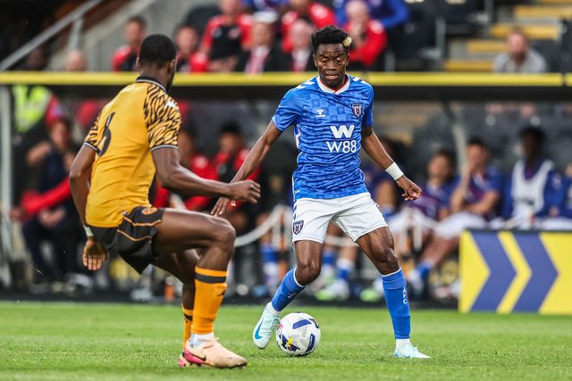 Simon Adingra of Sunderland breaks with the ball during the Pre-season friendly match Hull City vs Sunderland at MKM Stadium, Hull, United Kingdom, 29th July 2025

(Photo by Alfie Cosgrove/News Images)