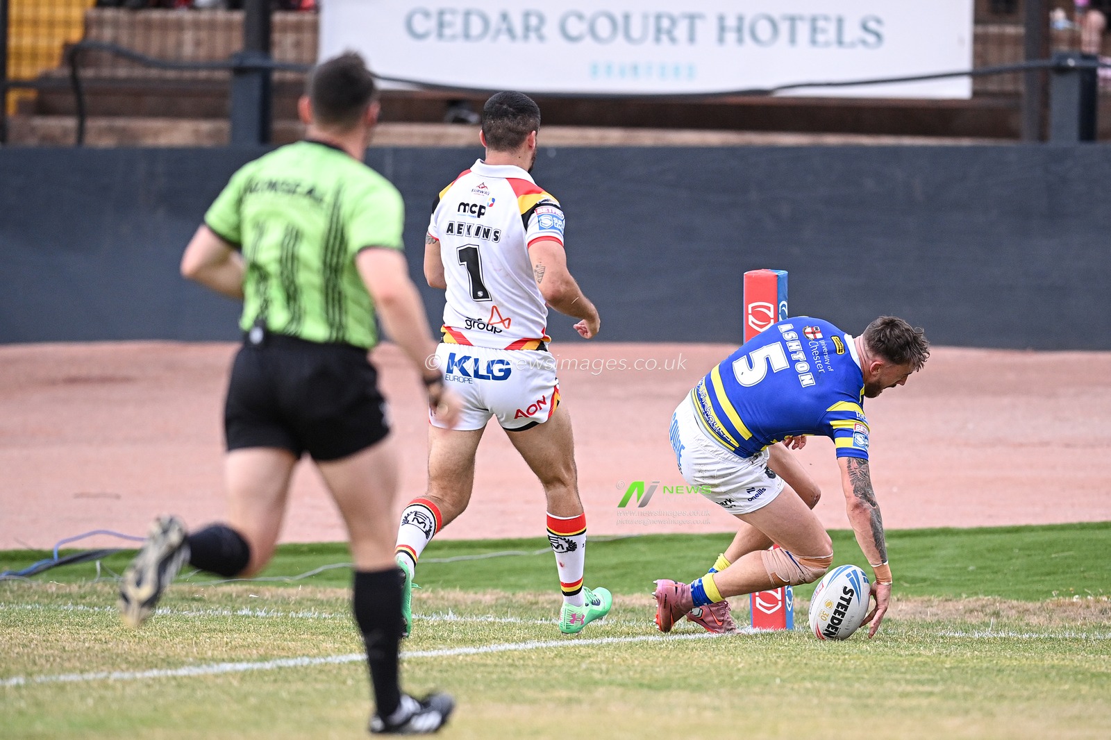 Matty Ashton of Warrington Wolves scores his team's first try during the Betfred Super League round 22 match Bradford Bulls vs Warrington Wolves at Odsal Stadium, Bradford, United Kingdom on 08 August 2026

(Photo by Ben Roberts/News Images)