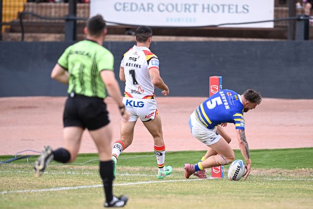 Matty Ashton of Warrington Wolves scores his team's first try during the Betfred Super League round 22 match Bradford Bulls vs Warrington Wolves at Odsal Stadium, Bradford, United Kingdom on 08 August 2026

(Photo by Ben Roberts/News Images)