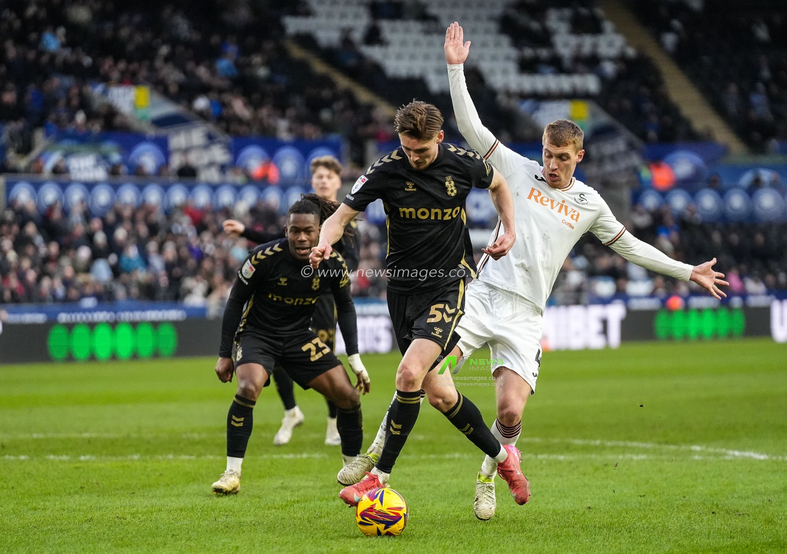 Jack Rudoni of Coventry City under pressure from Jay Fulton of Swansea City during the Sky Bet Championship match Swansea City vs Coventry City at Swansea.com Stadium, Swansea, United Kingdom, 1st February 2025

(Photo by Andrew Lewis/News Images)