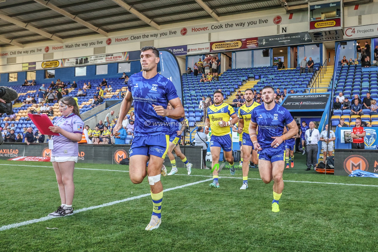 Sam Stone of Warrington Wolves comes out for the warmups during the Betfred Super League Round 22 match Warrington Wolves vs Catalans Dragons at Halliwell Jones Stadium, Warrington, United Kingdom, 14th August 2025

(Photo by Alfie Cosgrove/News Images)