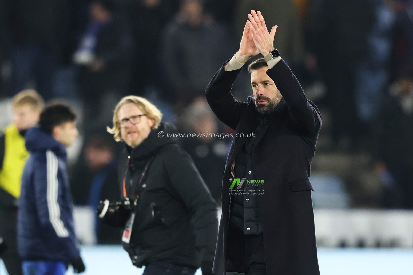 Ruud van Nistelrooy manager of Leicester City applauds the home fans after the Premier League match Leicester City vs West Ham United at King Power Stadium, Leicester, United Kingdom, 3rd December 2024

(Photo by Alfie Cosgrove/News Images)