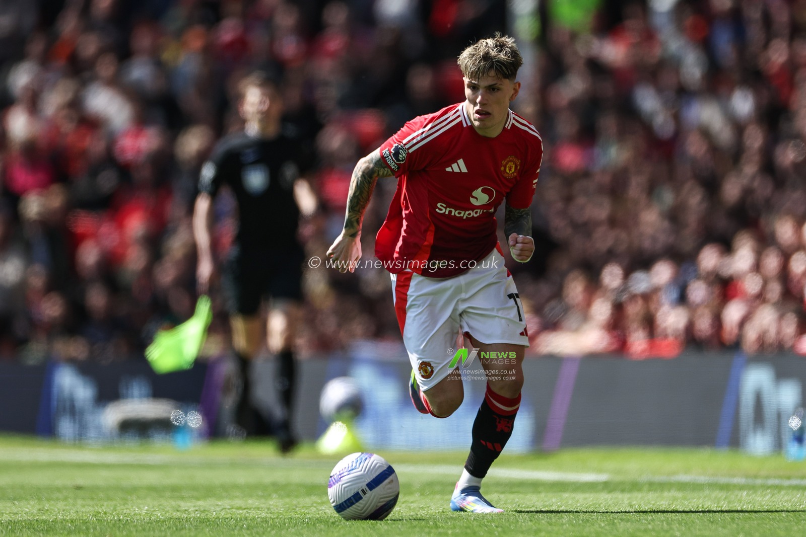 Alejandro Garnacho of Manchester United goes forward with the ball during the Premier League match Manchester United vs Wolverhampton Wanderers at Old Trafford, Manchester, United Kingdom, 20th April 2025

(Photo by Mark Cosgrove/News Images)