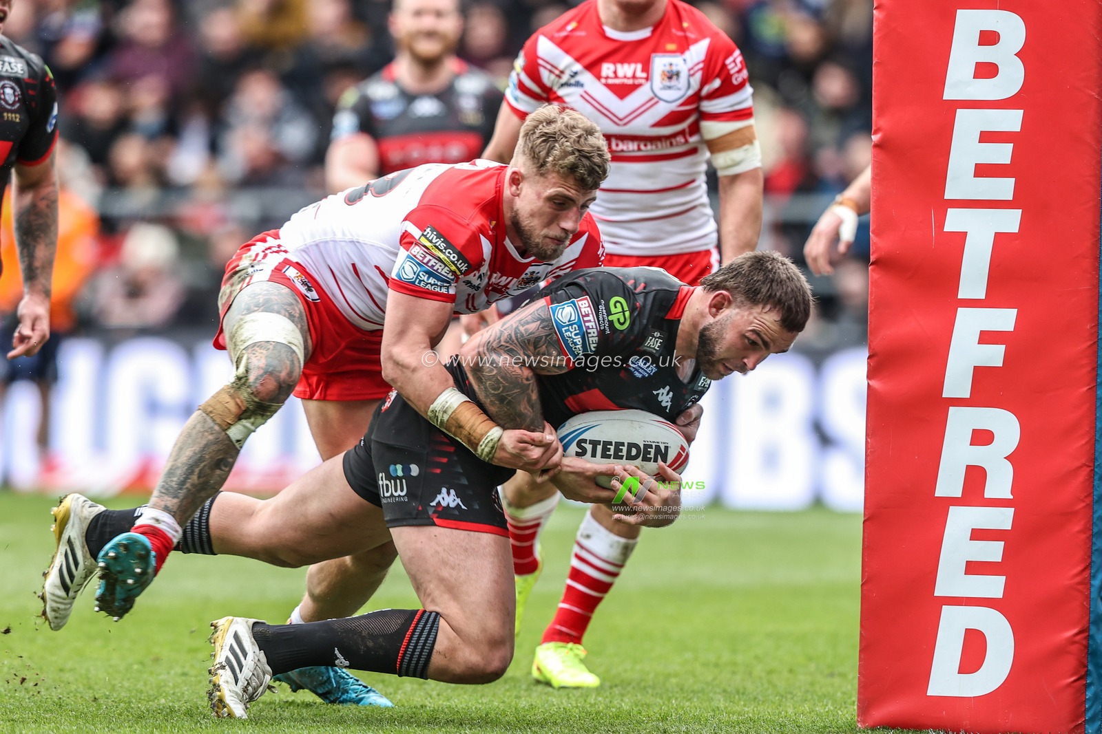 Kaide Ellis of Wigan Warriors goes over for a try, however after review it is given no try during the Betfred Super League round 7 match St Helens vs Wigan Warriors at The BrewDog Stadium, St Helens, United Kingdom on 03 April 2026

(Photo by Alfie Cosgrove/News Images)