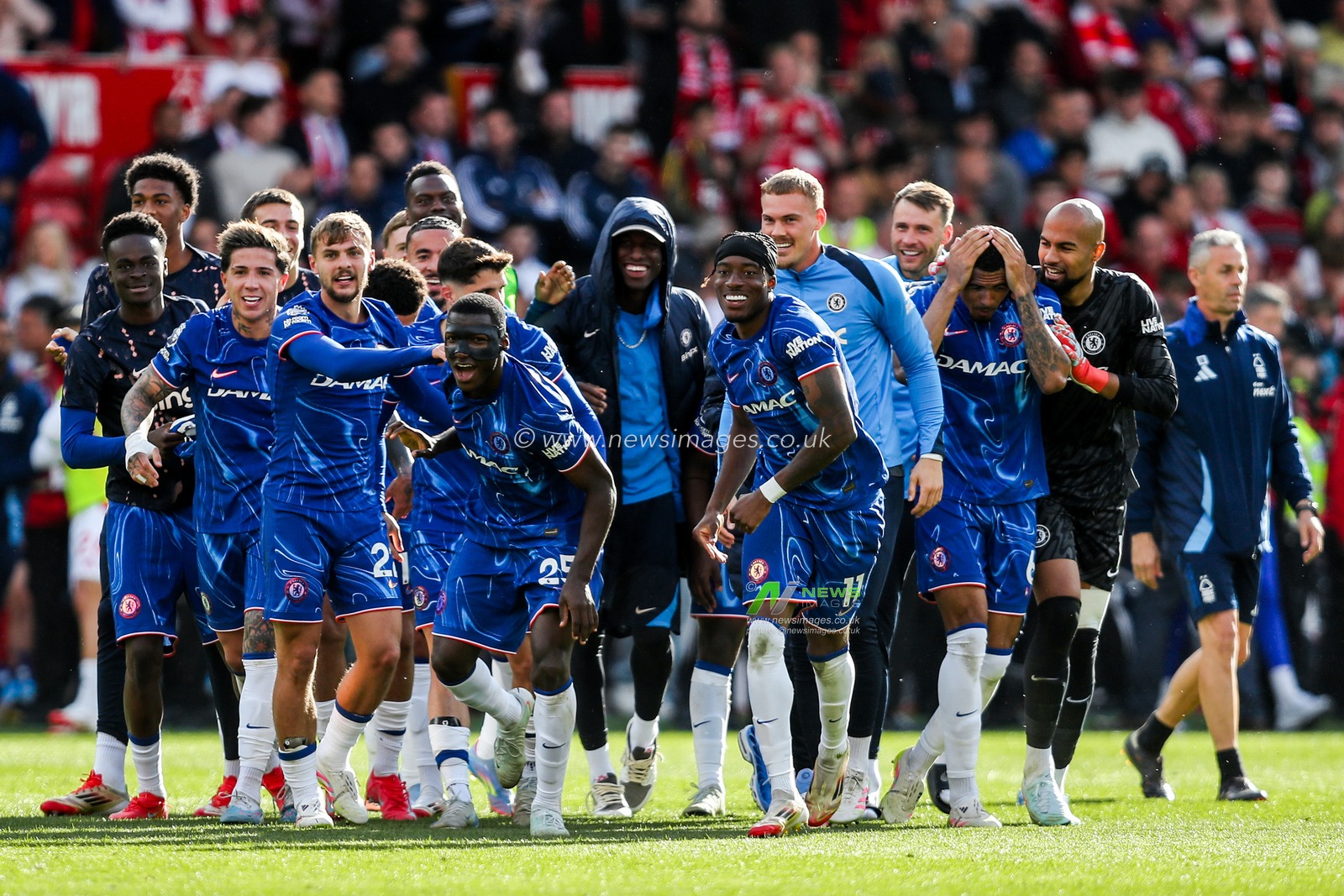 Chelsea celebrate their Champions League place after the teams victory following the Premier League match Nottingham Forest vs Chelsea at City Ground, Nottingham, United Kingdom, 25th May 2025

(Photo by Izzy Poles/News Images)