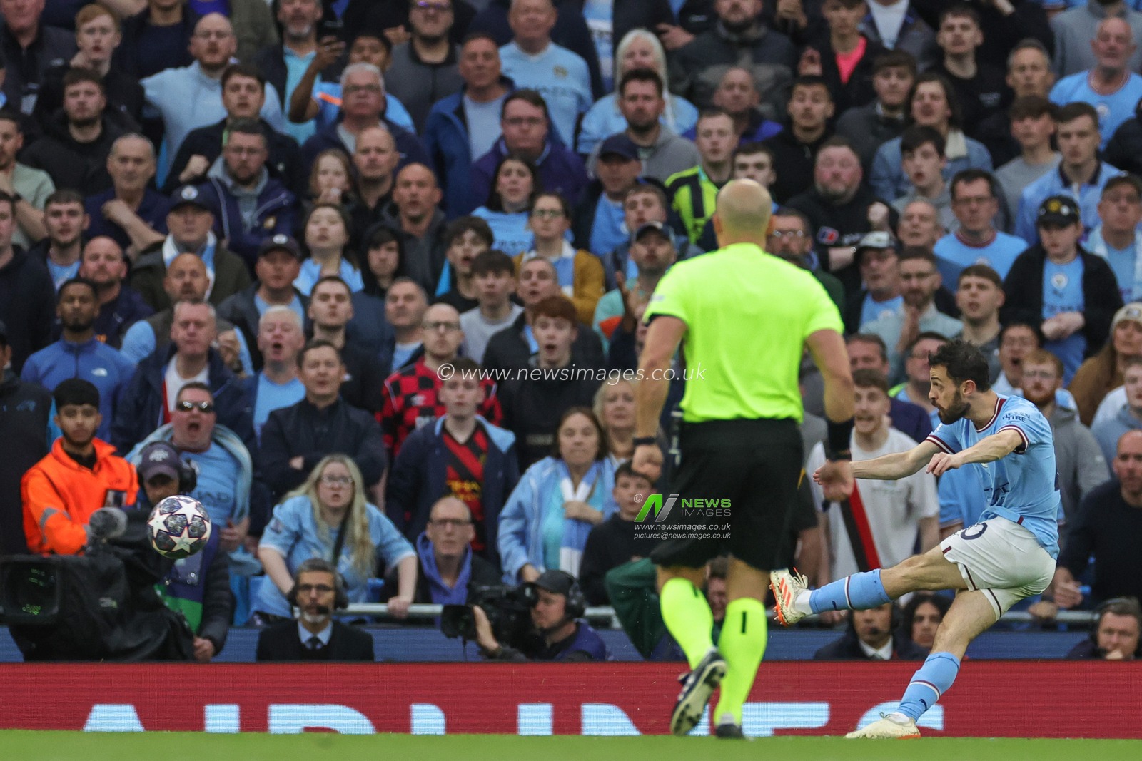 Bernardo Silva #20 of Manchester City scores a goal to make it 1-0 during the UEFA Champions League Semi-Final Second Leg Manchester City vs Real Madrid at Etihad Stadium, Manchester, United Kingdom, 17th May 2023

(Photo by Mark Cosgrove/News Images)