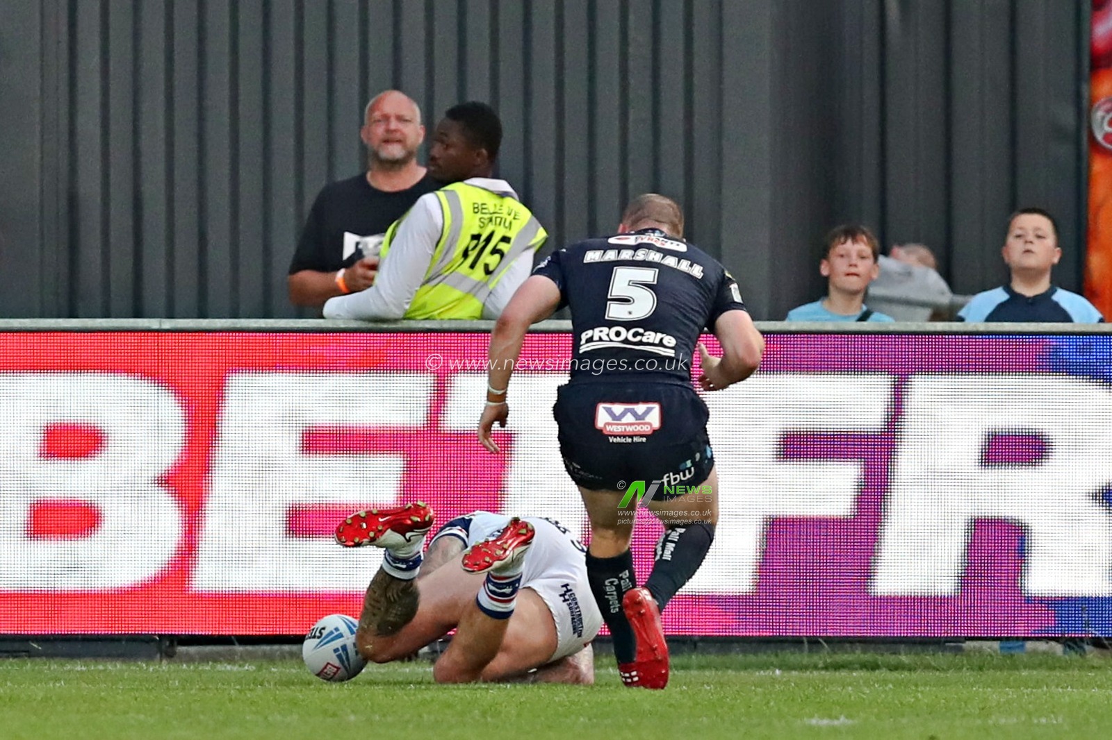 Josh Griffin of Wakefield Trinity scores a try during the Betfred Super League round 15 match Wakefield Trinity vs Wigan Warriors at DIY Kitchens Stadium, Wakefield, United Kingdom, 20th June 2025

(Photo by Sam Eaden/News Images)