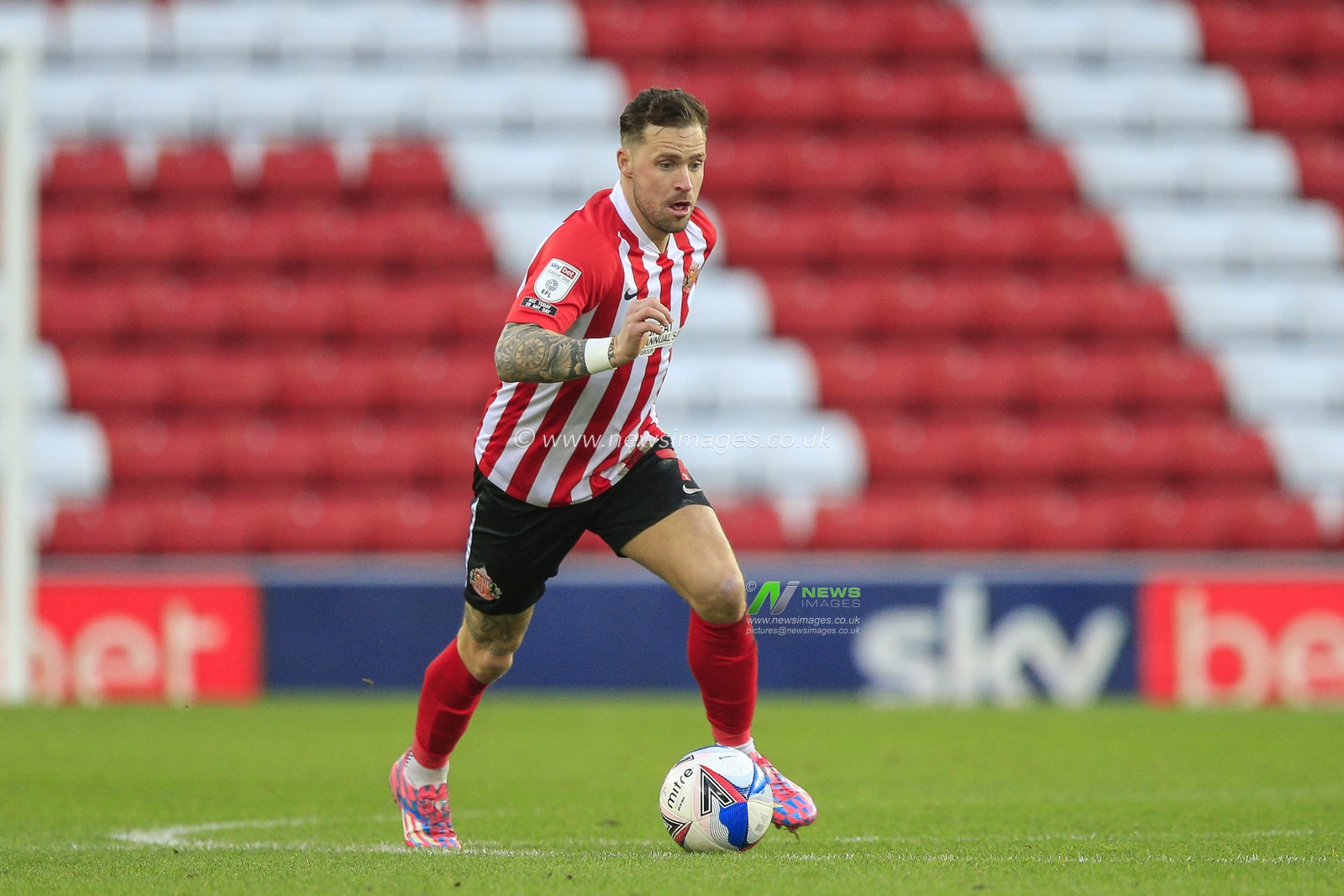 Chris Maguire #7 of Sunderland in possession of the ball