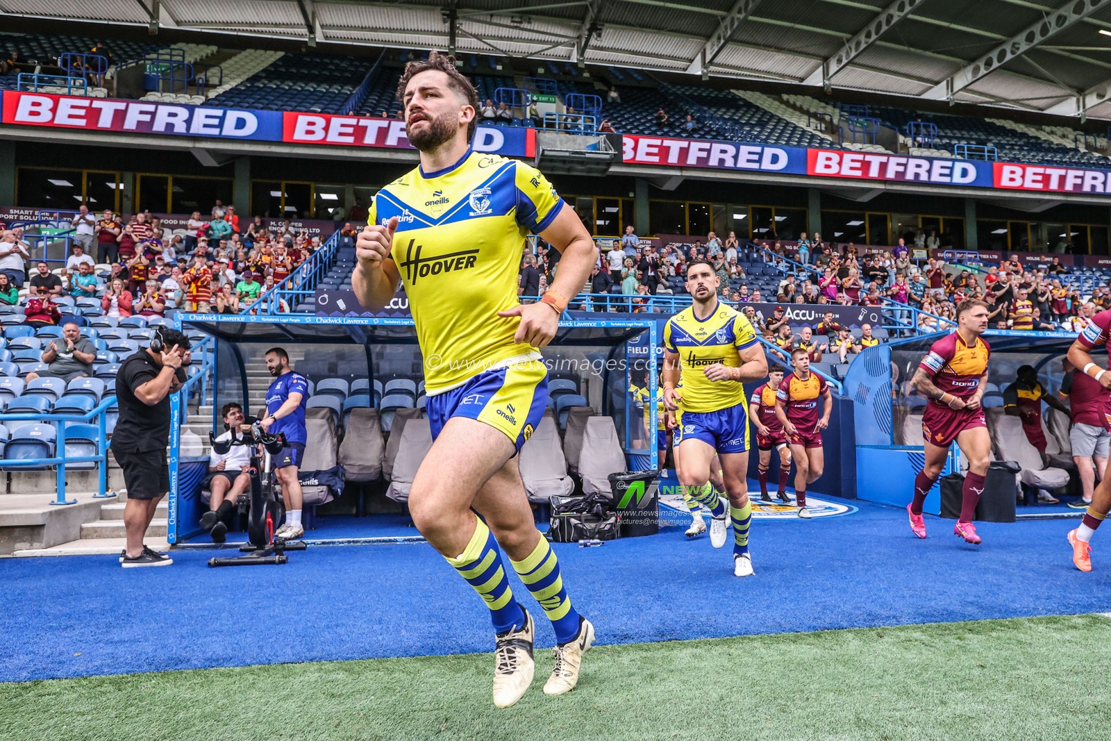 Toby King of Warrington Wolves comes out for the game during the Betfred Super League Round 23 match Huddersfield Giants vs Warrington Wolves at Accu Stadium, Huddersfield, United Kingdom, 24th August 2025

(Photo by Alfie Cosgrove/News Images)