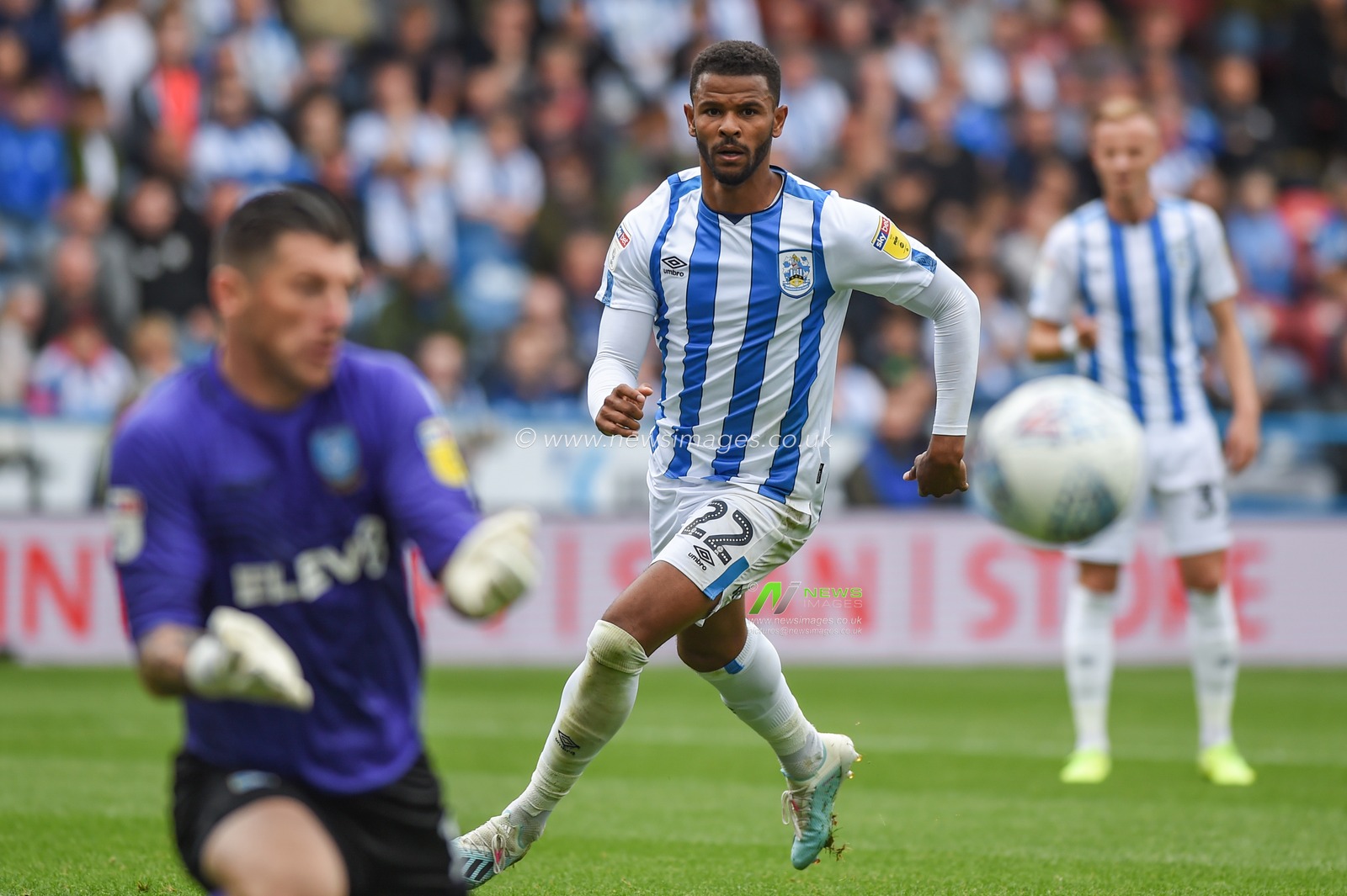 15th September 2019, John Smiths Stadium, Huddersfield England; Sky Bet Championship Football, Huddersfield Town vs Sheffield Wednesday ; Fraizer Cambell (22) of Huddersfield Town watches on as Keiren Westwood (1) of Sheffield Wednesday parryâ€™s a shot.

Credit: Dean Williams/News Images

English Football League images are subject to DataCo Licence