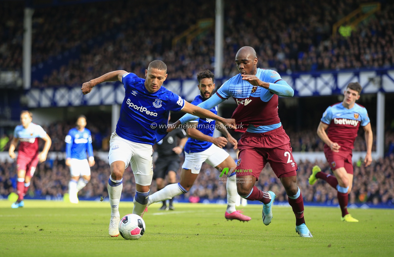 19th October 2019, Goodison Park, Liverpool, England; Premier League, Everton v West Ham United :Issa Diop (23) of West Ham United and Richarlison (07) of Everton challenge for the ball
Credit: Conor Molloy/News Images