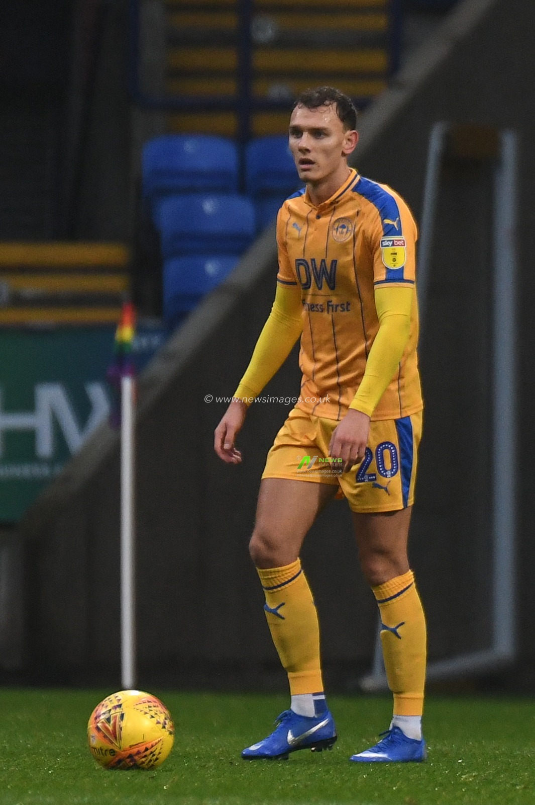 1st December 2018, University of Bolton Stadium, Bolton, England; Sky Bet Championship, Bolton v Wigan ; Kal Naismith of Wigan Athletic looks for the pass


Credit: Richard Long/News Images

English Football League images are subject to DataCo Licence