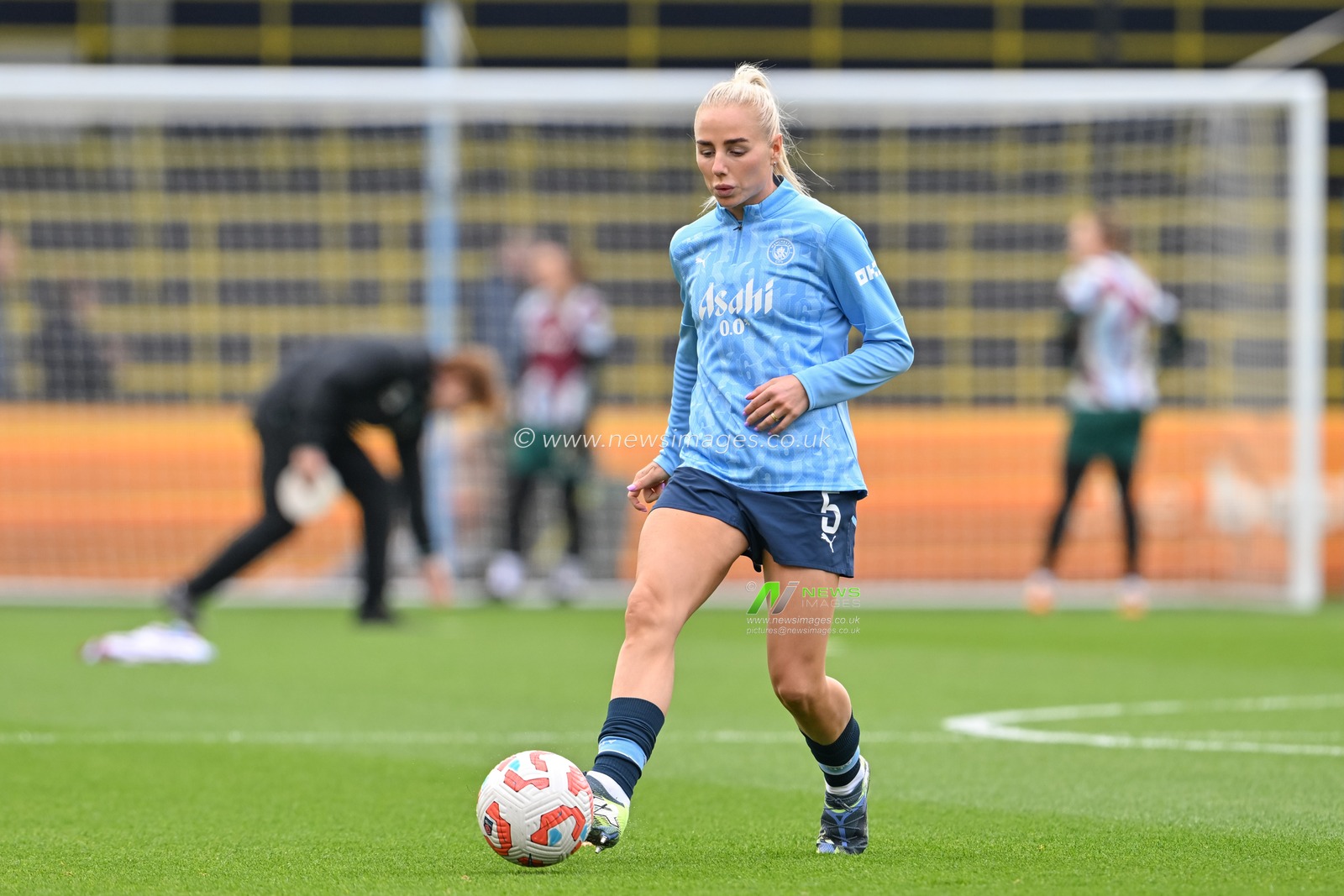 Alex Greenwood of Manchester City Women warms up ahead of the The Barclays Women's Super League match Manchester City Women vs West Ham United Women at Joie Stadium, Manchester, United Kingdom, 6th October 2024

(Photo by Cody Froggatt/News Images)