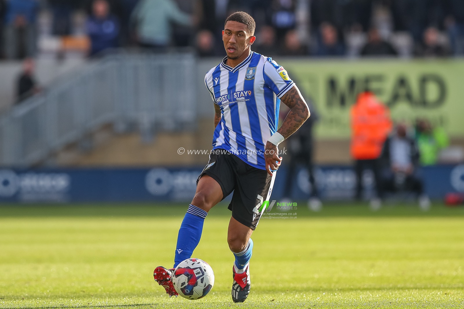 Liam Palmer #2 of Sheffield Wednesday passes the ball during the Sky Bet League 1 match Cambridge United vs Sheffield Wednesday at Abbey Stadium, Cambridge, United Kingdom, 15th October 2022

(Photo by Gareth Evans/News Images)