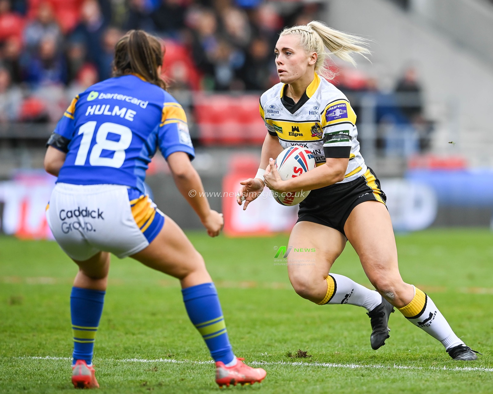 Lacey Owen of York City Knights Women makes a break during the Betfred Women's Super League Grand Final York CIty Knights Women vs Leeds Rhinos Women at Totally Wicked Stadium, St Helens, United Kingdom, 18th September 2022

(Photo by Craig Thomas/News Images)