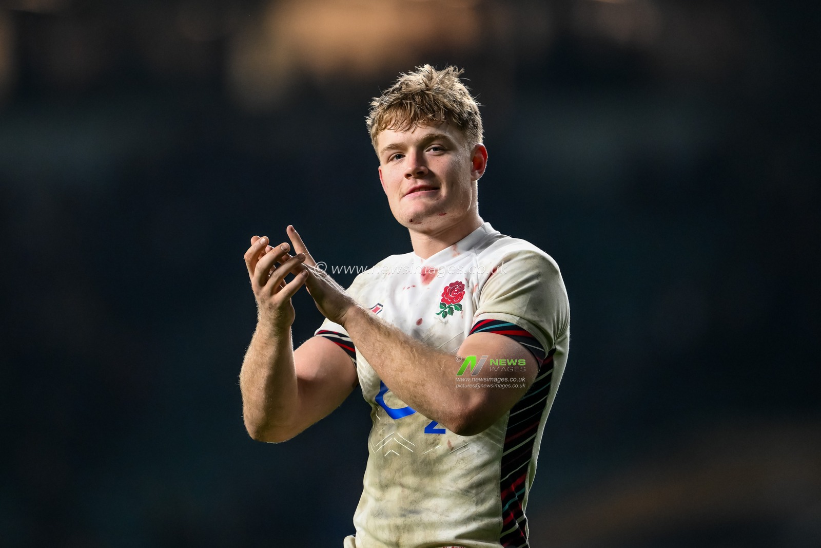 Fin Smith of England applauds the fans at the end of the 2025 Guinness 6 Nations match England vs France at Allianz Stadium,, Twickenham, United Kingdom, 8th February 2025

(Photo by Craig Thomas/News Images)