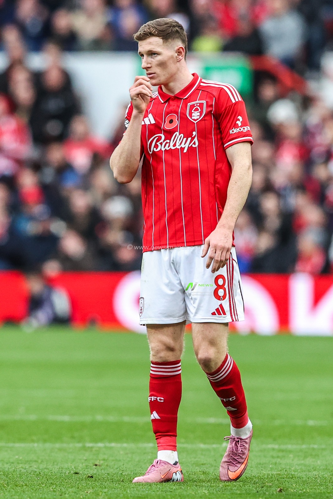 Elliot Anderson of Nottingham Forest during the Premier League match Nottingham Forest vs Leeds United at City Ground, Nottingham, United Kingdom, 9th November 2025

(Photo by Alfie Cosgrove/News Images)

*** GER AUT SUI OUT ***