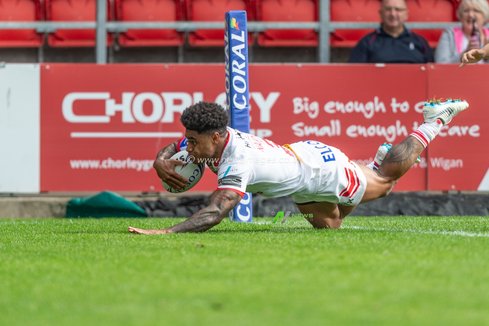 1st June 2019 , Totally Wicked Stadium, St Helens, England; Coral Challenge Cup 2019, Quarter Final , St Helens vs Wakefield Trinity ; Kevin Naiqama (3) of St Helens scores a try


Credit: Richard Long/News Images