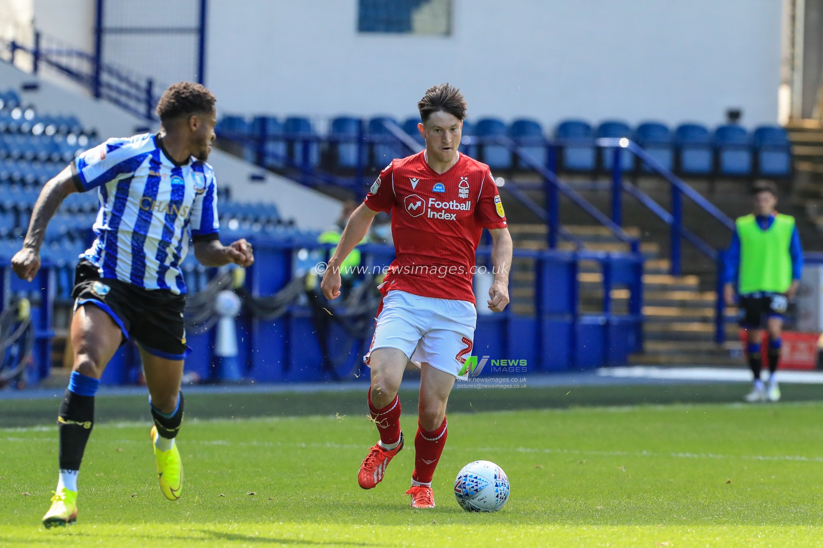 Joe Lolley (23) of Nottingham Forest breaks with the ball