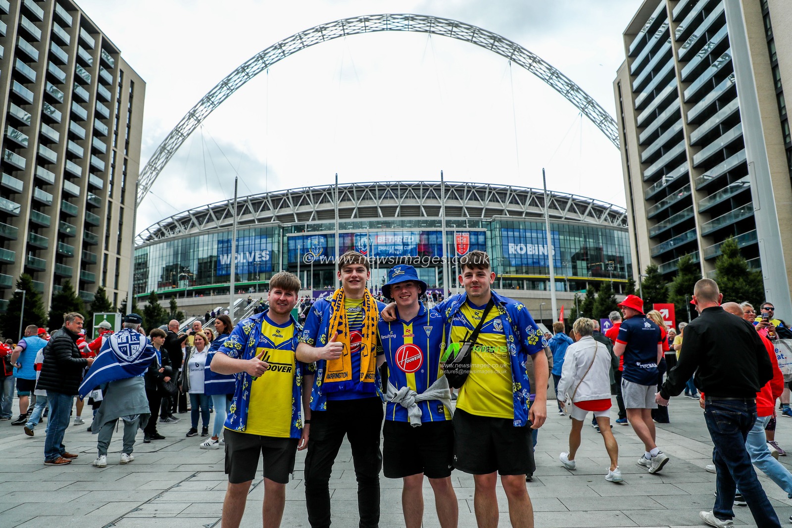 Fans arrive at Wembley Stadium prior to the Betfred Challenge Cup Final Warrington Wolves vs Hull KR at Wembley Stadium, London, United Kingdom, 7th June 2025

(Photo by Izzy Poles/News Images)