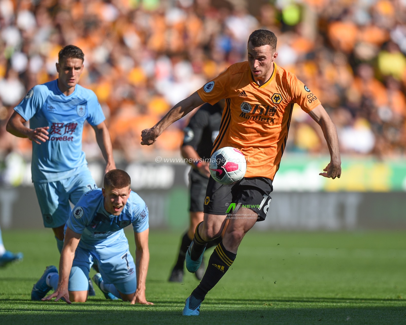 25th August 2019, Molineux Stadium, Wolverhampton, England ; Premier League Football, Wolverhampton Wanderers vs Burnley ; Diogo Jota (18) of Wolverhampton Wanderers in action during the game

Credit: Richard Long/News Images

English Football League images are subject to DataCo Licence