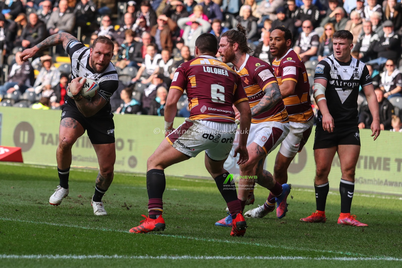 Josh Griffin (4) of Hull FC makes a run fore the try line