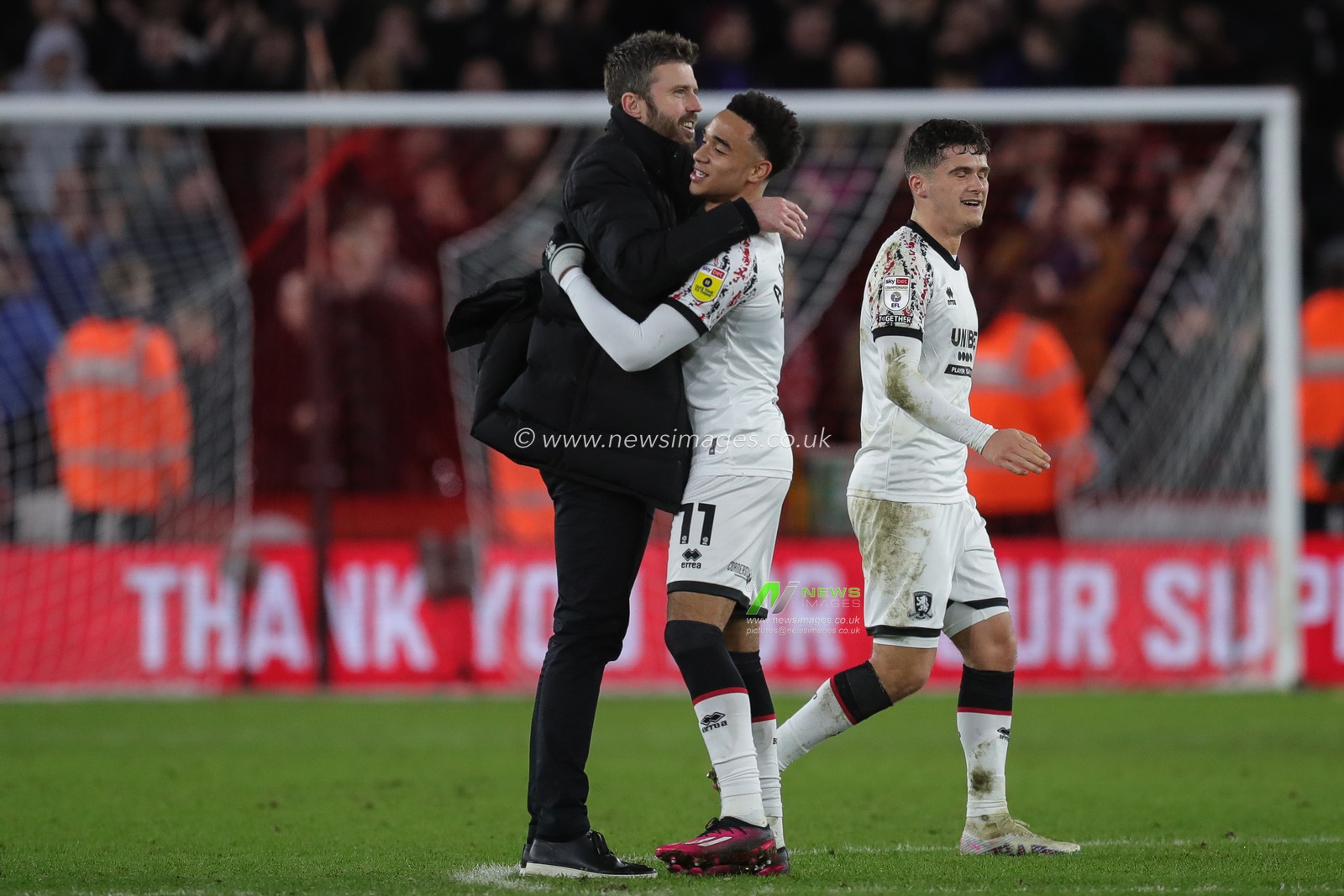Michael Carrick manager of Middlesbrough hugs Aaron Ramsey #11 of Middlesbrough after the Sky Bet Championship match Sheffield United vs Middlesbrough at Bramall Lane, Sheffield, United Kingdom, 15th February 2023

(Photo by James Heaton/News Images)
