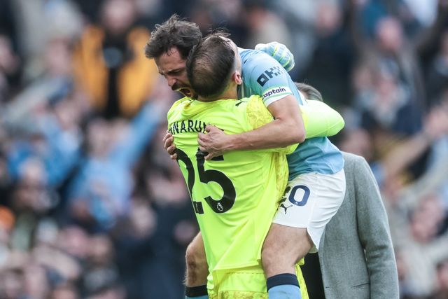 Bernardo Silva of Manchester City and Manchester City goalkeeper Gianluigi Donnarumma celebrate winning during the Premier League match Manchester City vs Arsenal at Etihad Stadium, Manchester, United Kingdom on 19 April 2026

(Photo by Mark Cosgrove/News Images)