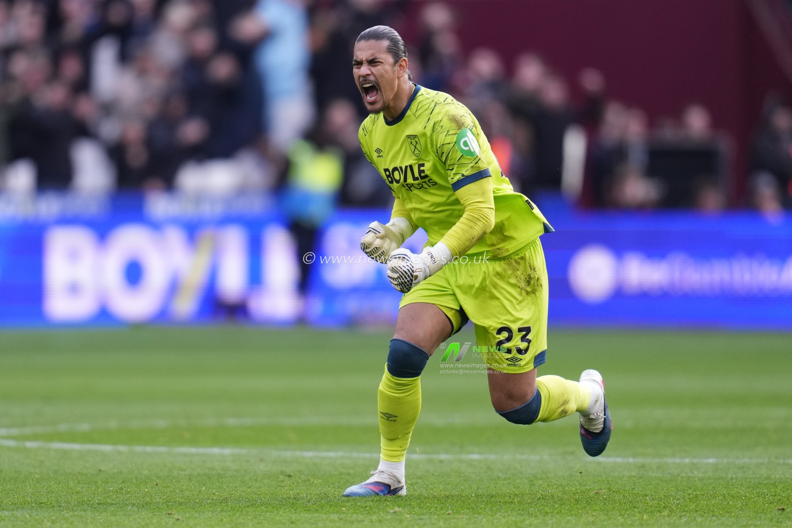 Alphonse Areola of West Ham United celebrates two goal lead during the Premier League match West Ham United vs Sunderland at London Stadium, London, United Kingdom, 24th January 2026

(Photo by Harvey Murphy/News Images)