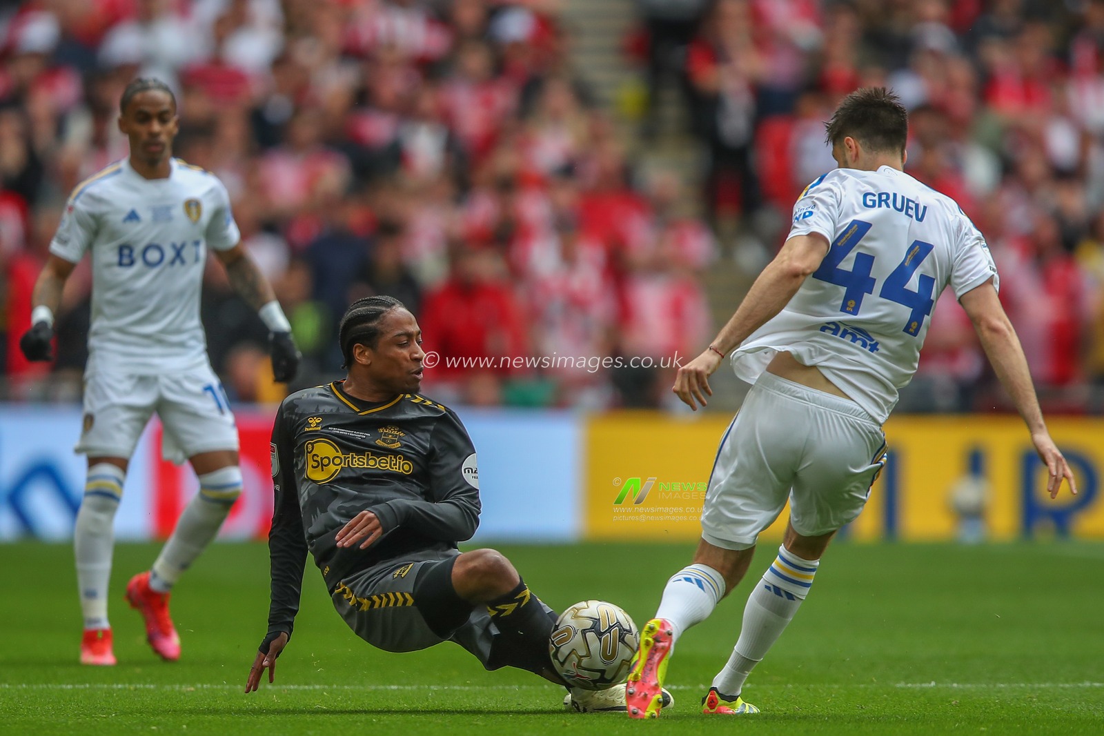 Kyle Walker-Peters of Southampton and Ilia Gruev of Leeds United battle for the ball during the Sky Bet Championship Play-Off Final match Leeds United vs Southampton at Wembley Stadium, London, United Kingdom, 26th May 2024

(Photo by Gareth Evans/News Images)