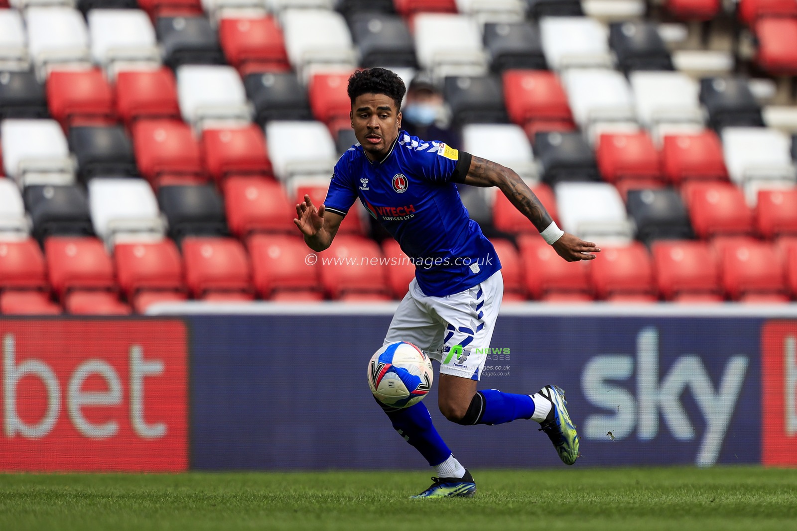 Ian Maatsen #22 of Charlton Athletic in possession of the ball