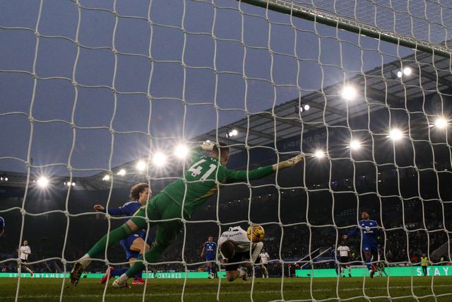 Emile Smith Rowe of Fulham scores a goal to make it 0-1 during the Premier League match Leicester City vs Fulham at King Power Stadium, Leicester, United Kingdom, 18th January 2025

(Photo by Gareth Evans/News Images)