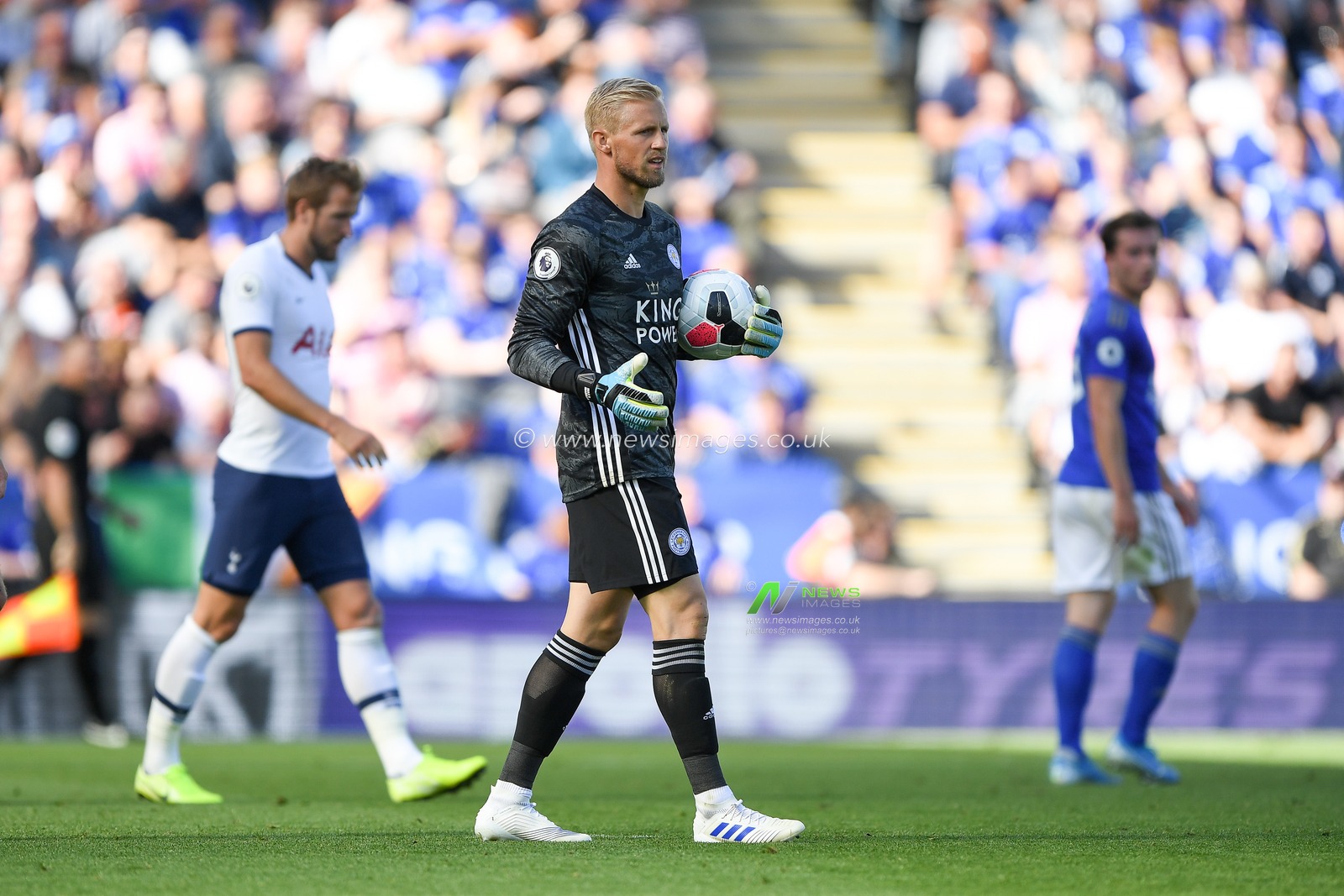 21st September 2019, King Power Stadium, Leicester, England ; Premier League Football, Leicester City vs Tottenham Hotspur : Kasper Schmeichel (1) of Leicester City 


Credit: Jon Hobley/News Images

English Football League images are subject to DataCo Licence