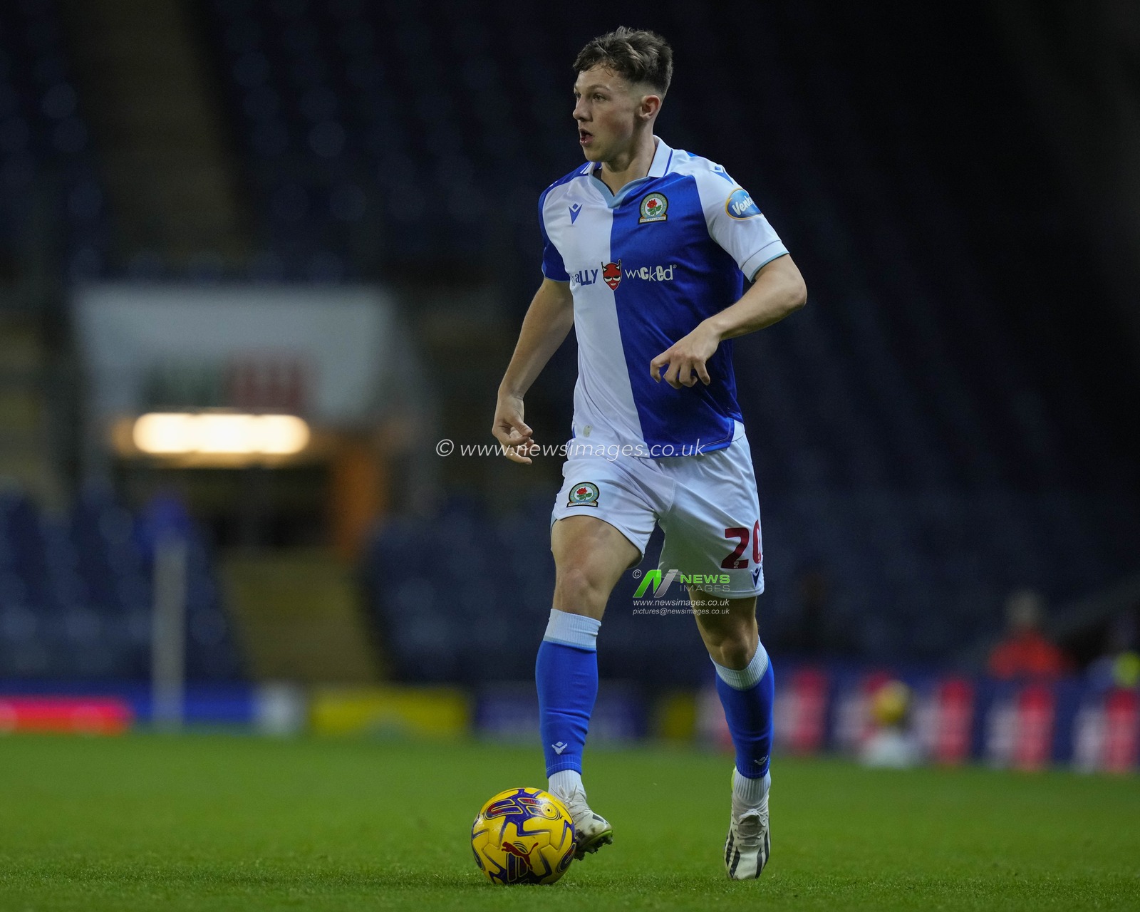 Harry Leonard #20 of Blackburn Rovers looks upfield during the Sky Bet Championship match Blackburn Rovers vs Bristol City at Ewood Park, Blackburn, United Kingdom, 12th December 2023

(Photo by Steve Flynn/News Images)