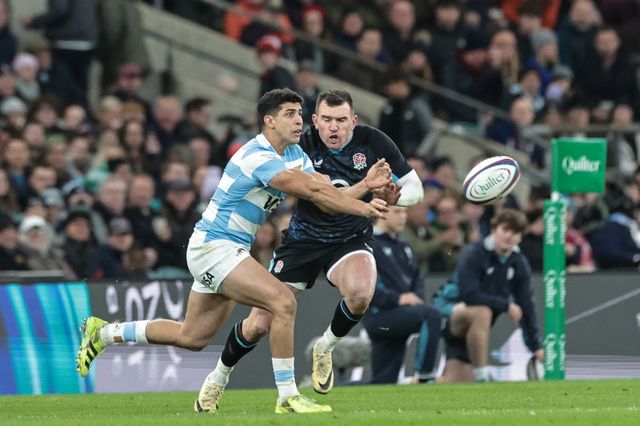 Simon Benitez Cruz of Argentina passes there ball during the Quilter Nations Series 2025 match England vs Argentina at Allianz Stadium, Twickenham, United Kingdom, 23rd November 2025

(Photo by Mark Cosgrove/News Images)

*** GER AUT SUI OUT ***