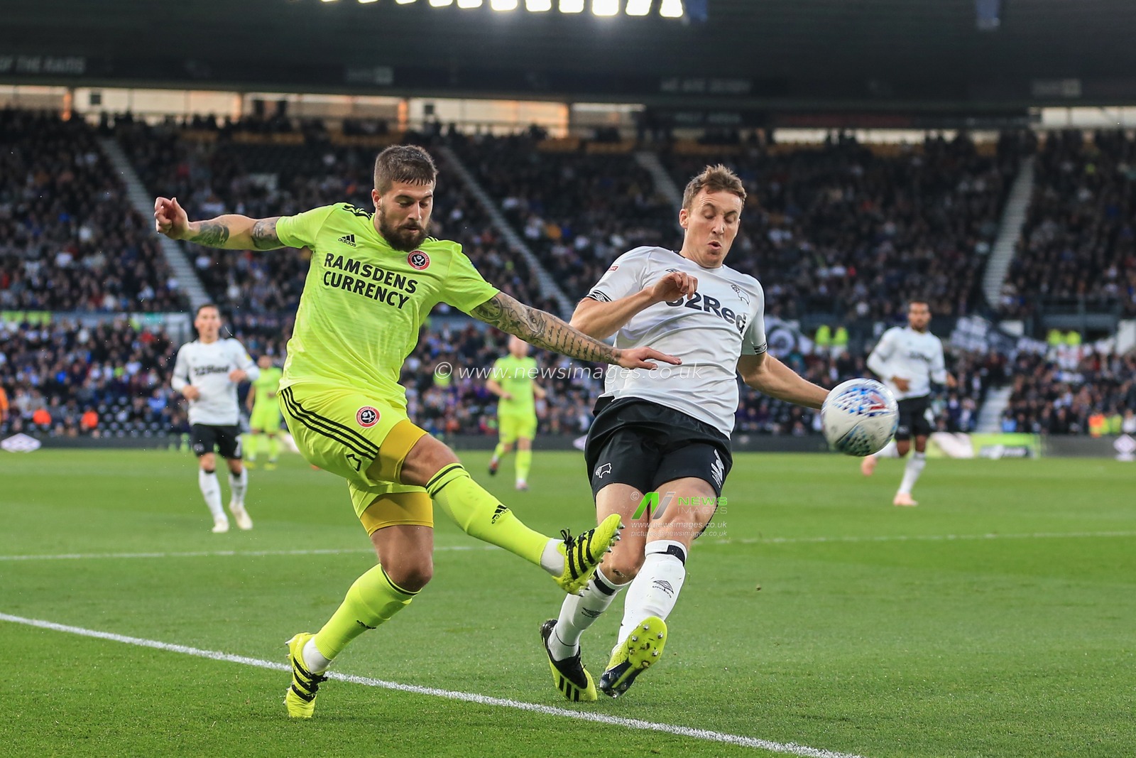 20th October 2018, Pride Park, Derby, England; Sky Bet Championship, Derby County v Sheffield United ; Kieron Freeman (18) of Sheffield United crosses the ball

Credit: Mark Cosgrove/News Images 

English Football League images are subject to DataCo Licence