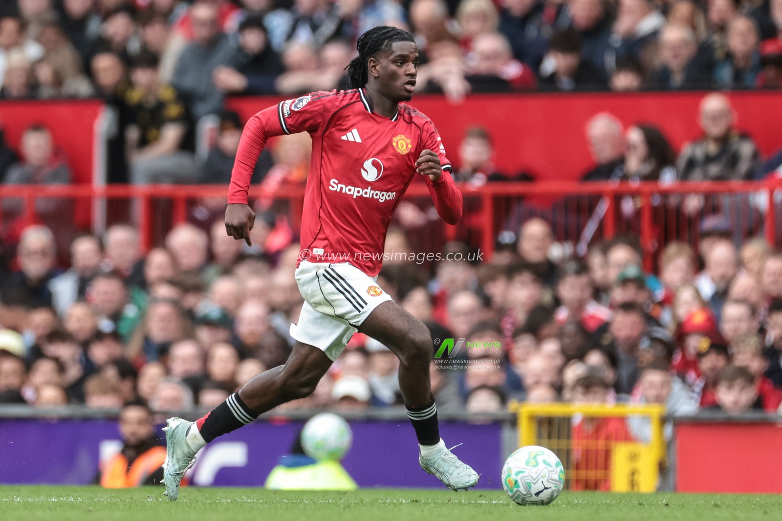Ayden Heaven of Manchester United breaks with the ball during the Premier League match Manchester United vs Liverpool at Old Trafford, Manchester, United Kingdom on 03 May 2026

(Photo by Mark Cosgrove/News Images)