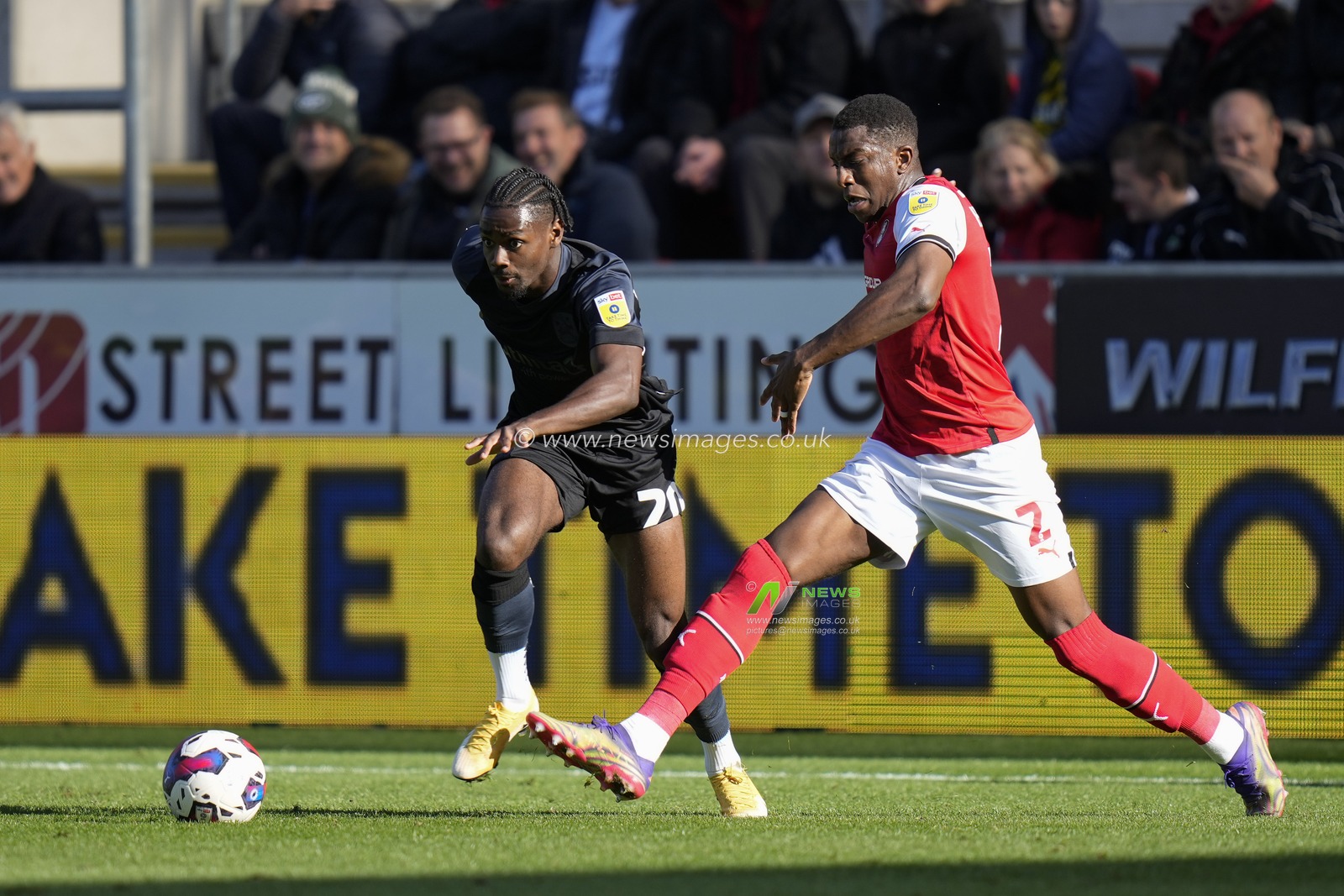 Aaron Rowe #20 of Huddersfield Town breaks past Wes Harding #2 of Rotherham United during the Sky Bet Championship match Rotherham United vs Huddersfield Town at AESSEAL New York Stadium, Rotherham, United Kingdom, 15th October 2022

(Photo by Steve Flynn/News Images)