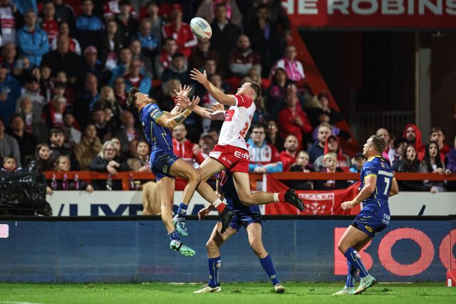 Matty Ashton of Warrington Wolves wins the highball from Joe Burgess of Hull KR during the Betfred Super League Semi-Finals match Hull KR vs Warrington Wolves at Sewell Group Craven Park, Kingston upon Hull, United Kingdom, 4th October 2024

(Photo by Mark Cosgrove/News Images)