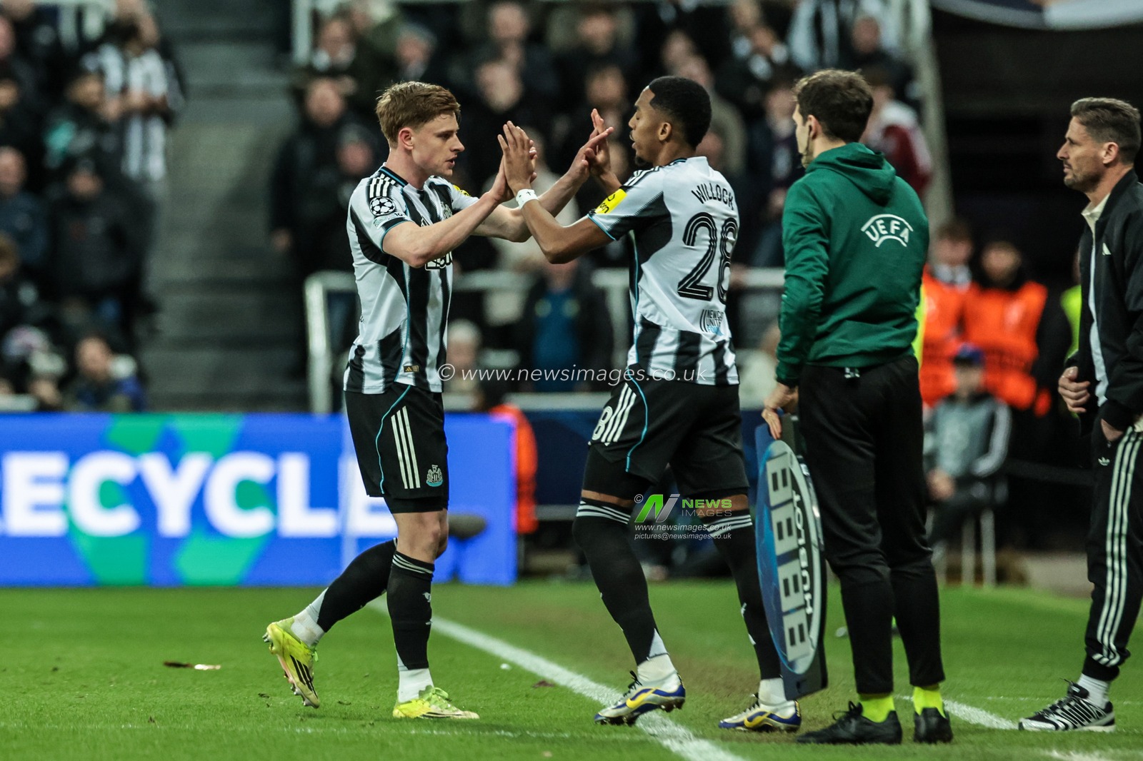 Harvey Barnes of Newcastle Untied is substituted off for Joe Willock of Newcastle Untied during the UEFA Champions League Last 16 match Newcastle Untied vs Barcelona at St. James's Park, Newcastle, United Kingdom on 10 March 2026

(Photo by Mark Cosgrove/News Images)