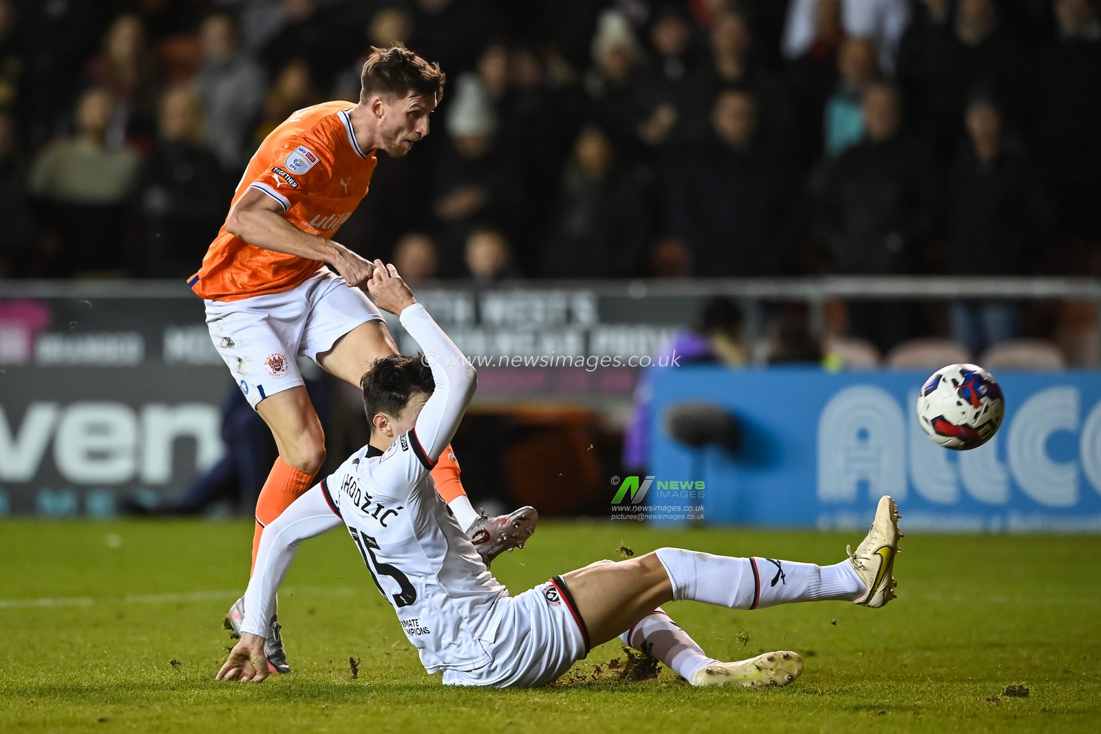 Jake Beesley #18 of Blackpool shoots on goal during the Sky Bet Championship match Blackpool vs Sheffield United at Bloomfield Road, Blackpool, United Kingdom, 29th December 2022

(Photo by Craig Thomas/News Images)
