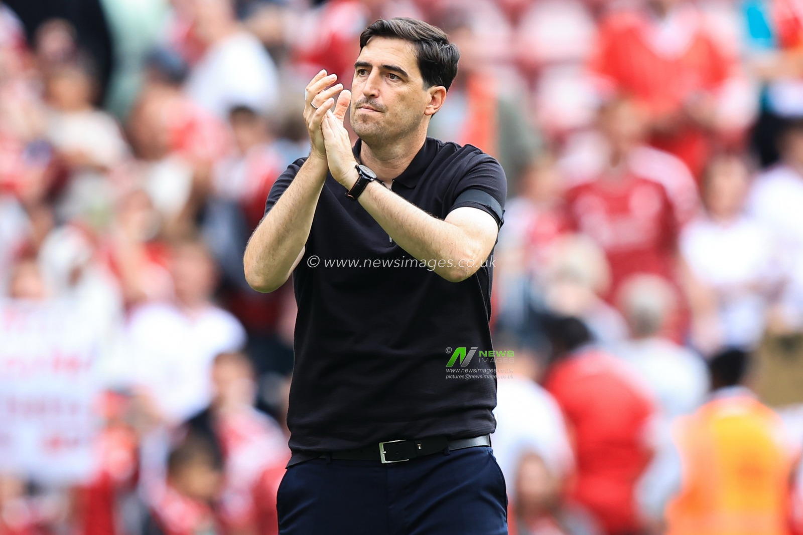Liverpool manager Andoni Iraola claps fans during the pre-season friendly match Liverpool vs Monaco at Anfield, Liverpool, United Kingdom on 09 August 2026

(Photo by Jorge Horsted/News Images)
