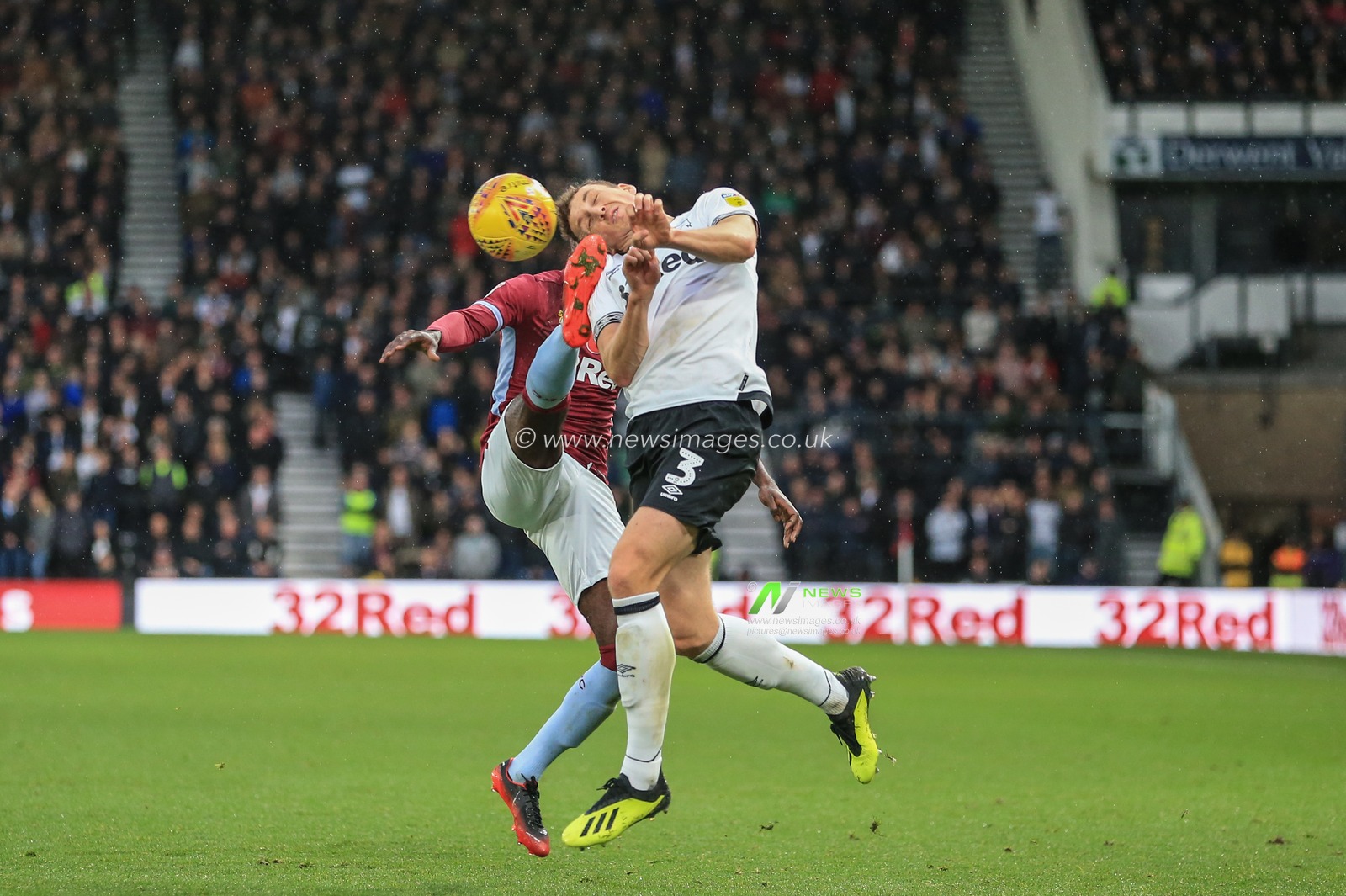 10th November 2018, Pride Park, Derby, England; Sky Bet Championship, Derby County v Aston Villa ; Albert Adomah (37) of Aston Villa \kicks Craig Forsyth (03) of Derby in the face as he goes for the ball

Credit: Mark Cosgrove/News Images 

English Football League images are subject to DataCo Licence