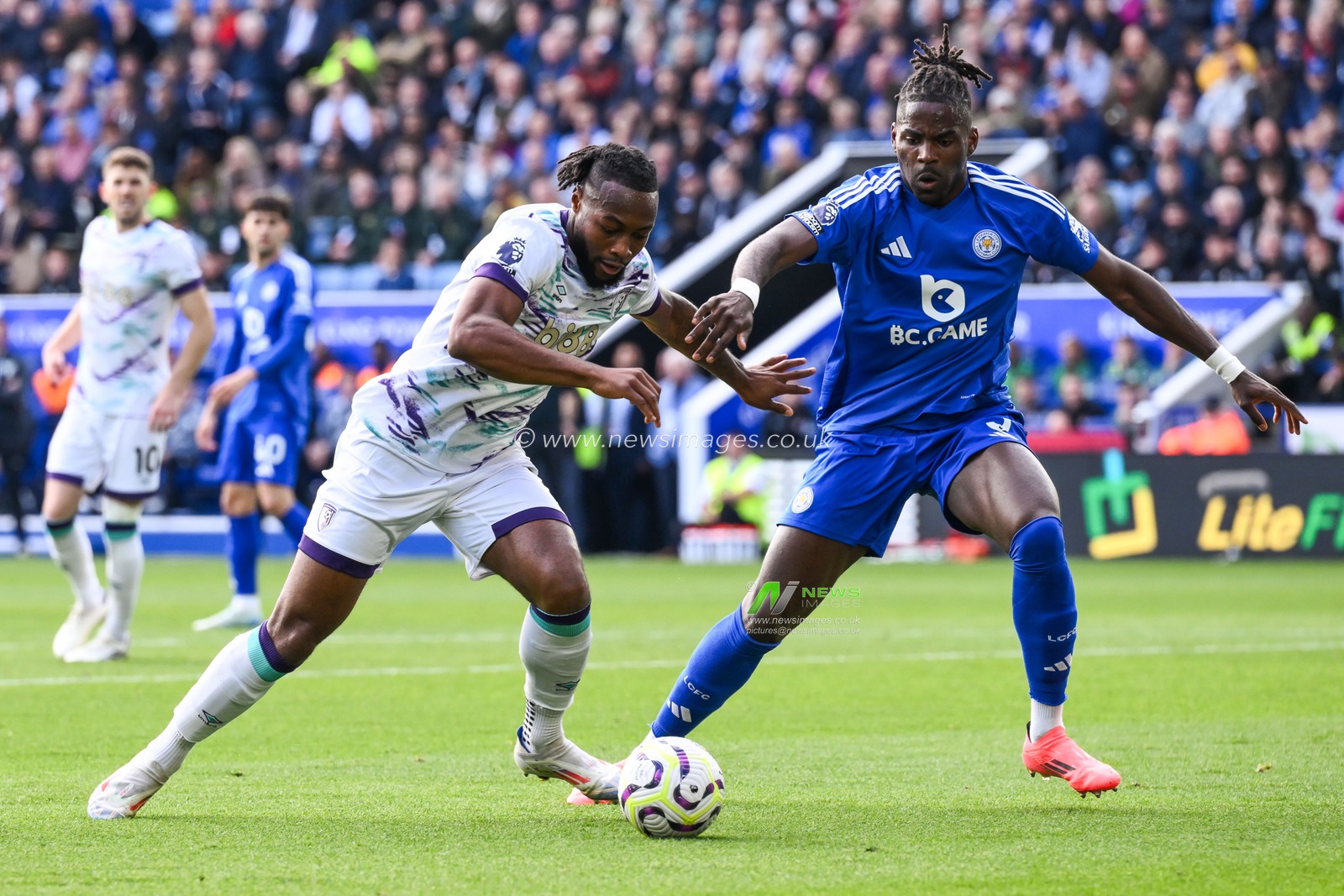 Antoine Semenyo of Bournemouth takes on Caleb Okoli of Leicester City during the Premier League match Leicester City vs Bournemouth at King Power Stadium, Leicester, United Kingdom, 5th October 2024

(Photo by Craig Thomas/News Images)