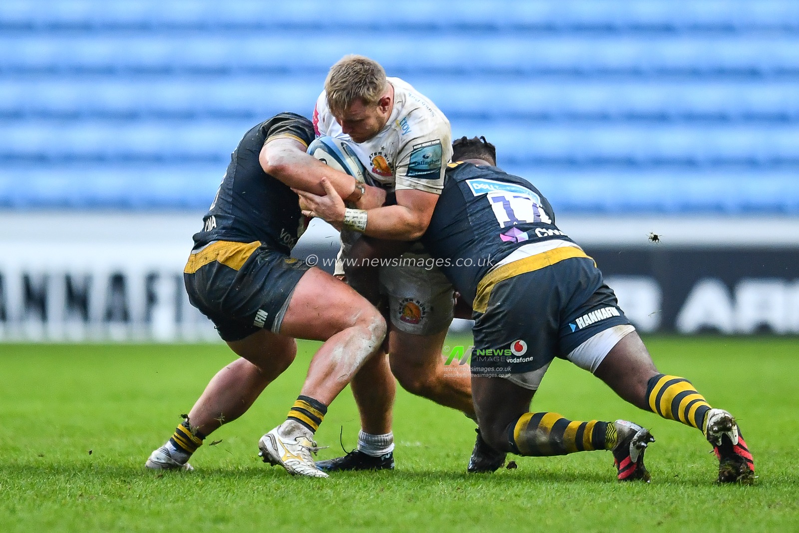 Jack Innard of Exeter Chiefs is tackled by Simon McIntyre of Wasps