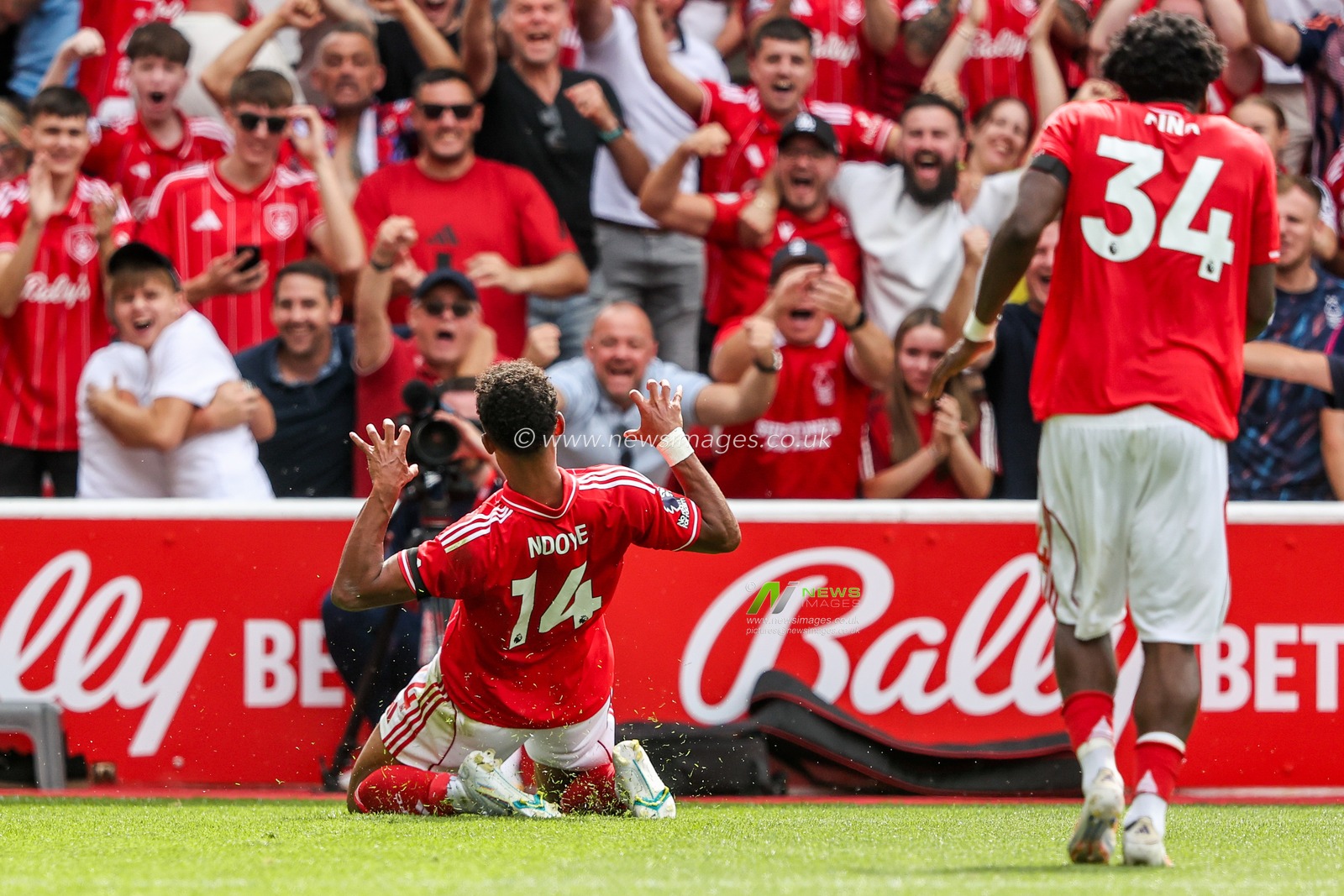 Dan Ndoye of Nottingham Forest celebrates his goal to make it 2-0 during the Premier League match Nottingham Forest vs Brentford at City Ground, Nottingham, United Kingdom, 17th August 2025

(Photo by Alfie Cosgrove/News Images)